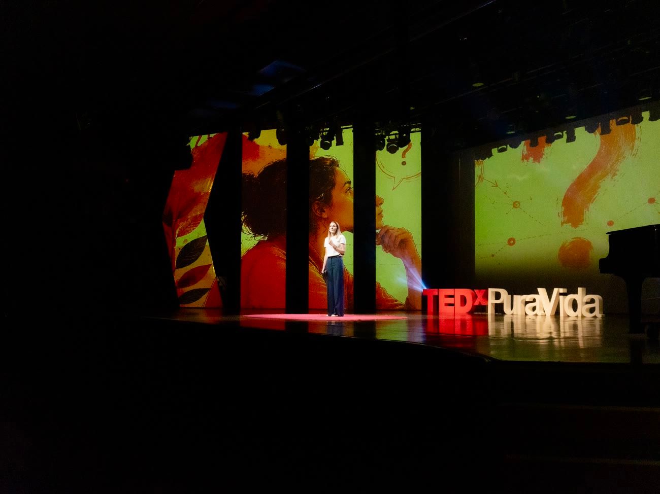Irene Rosich en el escenario frente al público.