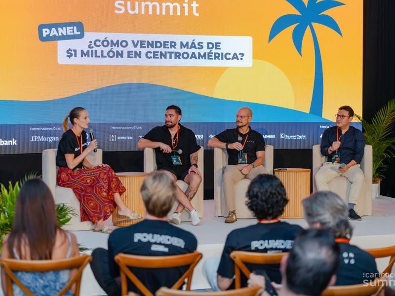 Irene Rosich moderando el panel del Caricaco Summit.