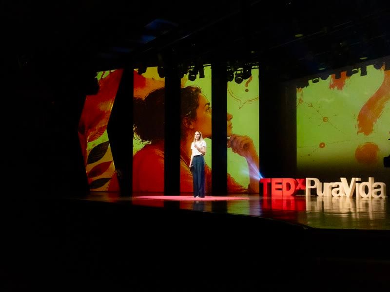 Irene Rosich en el escenario de TEDxPuraVida.