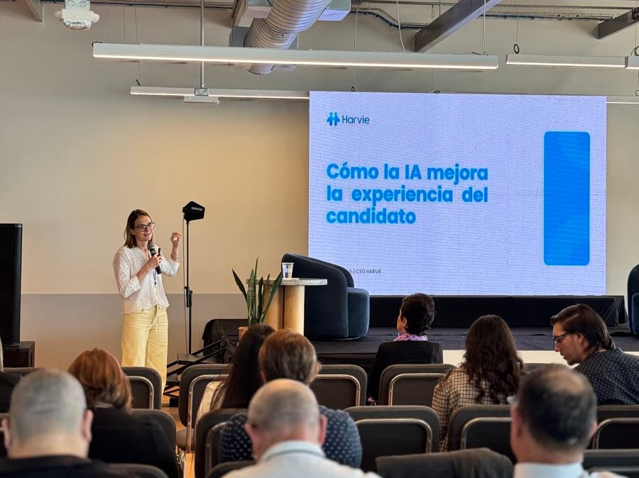 Irene Rosich presentando sobre inteligencia artificial y experiencia del candidato.